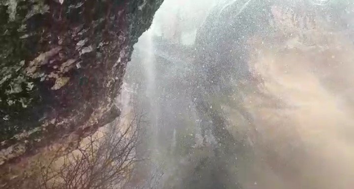 Bin 700 rakımda şiddetli yağış sonrası şelale oluştu