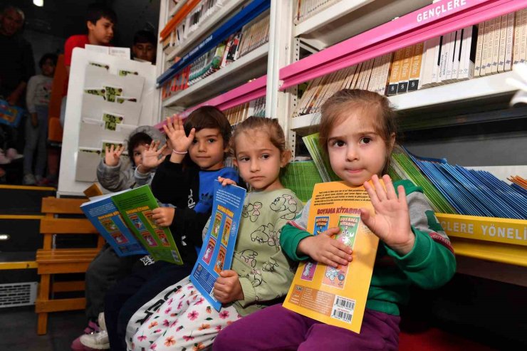Mersin’de depremzede çocuklara kitap hediye edildi