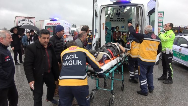 Su birikintisine dalan otomobil tıra çarptı: 3 yaralı