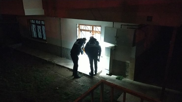 Ablasının evini pompalı tüfekle kurşunladı