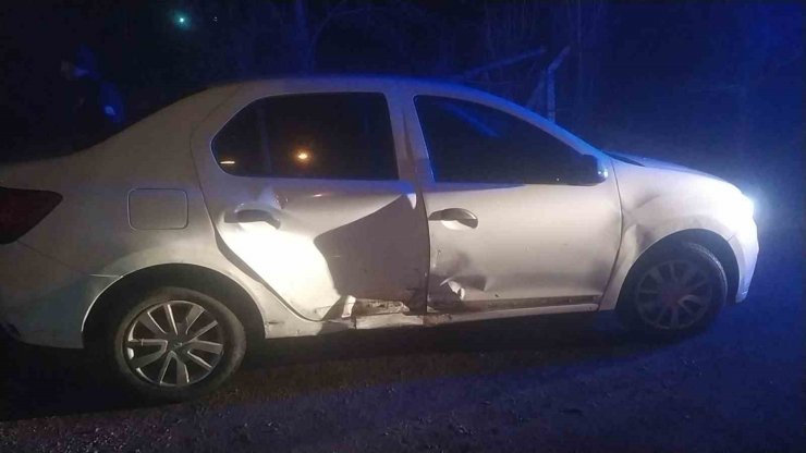 İki otomobil çarpıştı: 2 yaralı