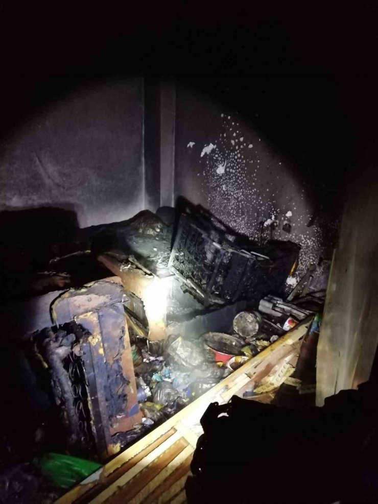 Çöp dolu evde çıkan yangın söndürüldü