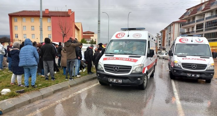 Kütahya’da işçi servisi ile münibüs çarpıştı: 7 yaralı