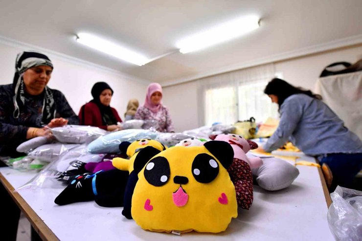 Mersin’de depremzede çocuklara ’uyku arkadaşı’