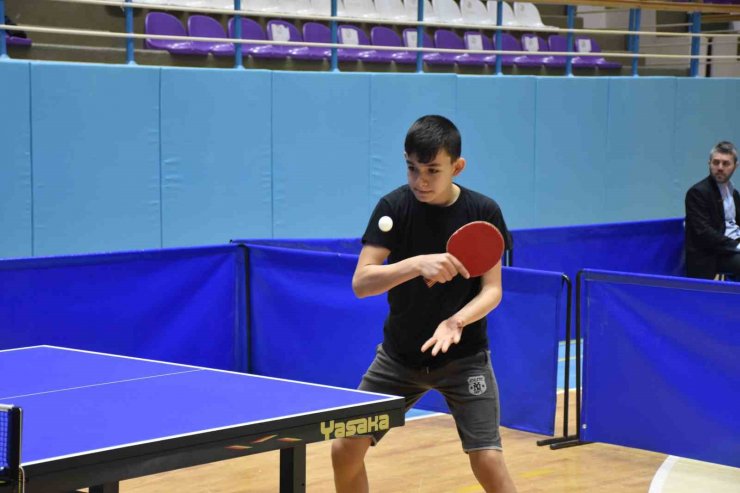 Afyonkarahisar’da masa tenisi birincileri ödüllerini aldı