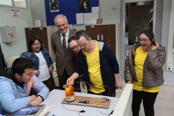 Özel öğrenciler eğlenceli deneyler yaptı
