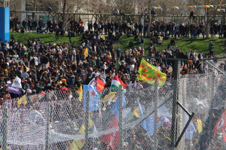 Diyarbakır’da Nevruz kutlamasında terör paçavrası açıp slogan atıldı
