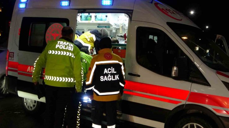 Elazığ’da hafif ticari araç ile otomobil çarpıştı: 5 yaralı