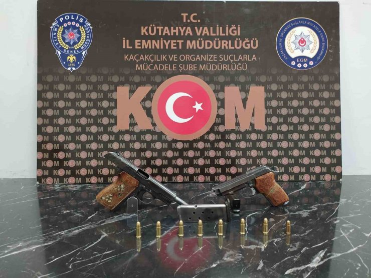 Kütahya’da yasa dışı silah ticareti yaptıkları iddiasıyla 5 şüpheli gözaltına alındı