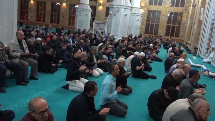 Antalya’da ilk teravih namazı kılındı