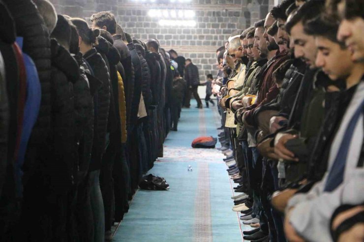 Diyarbakır’da Ramazan ayının ilk teravih namazı kılındı