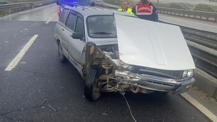 Kontrolden çıkan otomobil bariyerlere çarptı