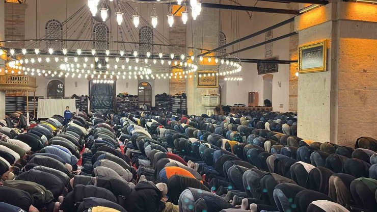 Balıkesir’de ilk teravih namazı kılındı