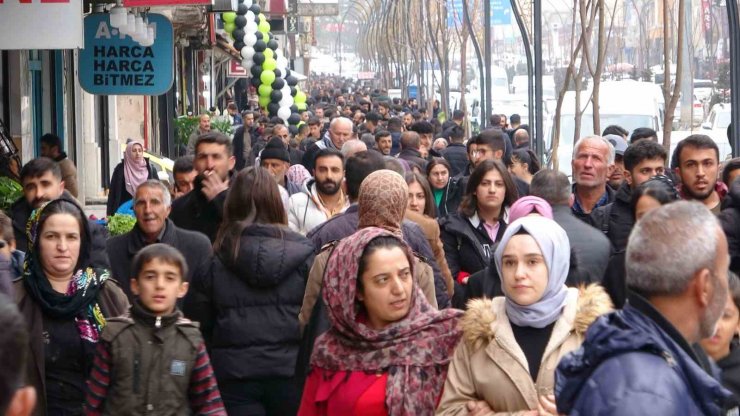 Yüksekova’da Ramazan yoğunluğu başladı