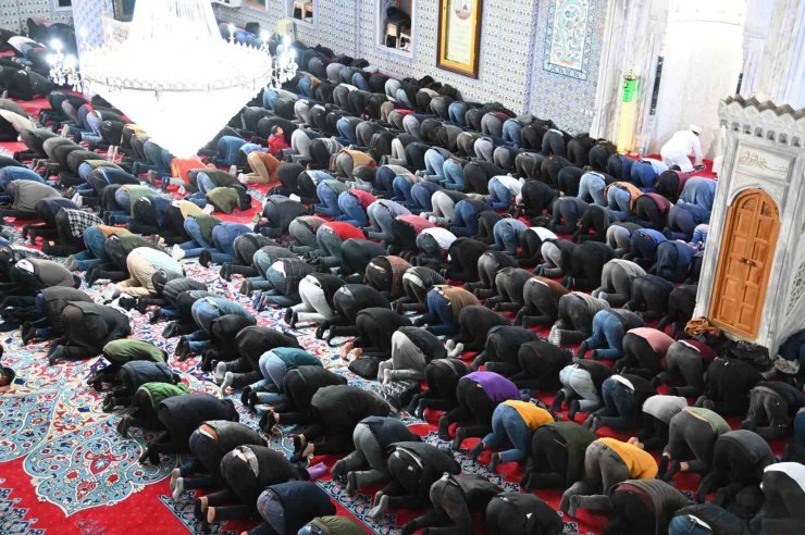 Selin vurduğu Şanlıurfa’da ilk teravih namazı kılındı