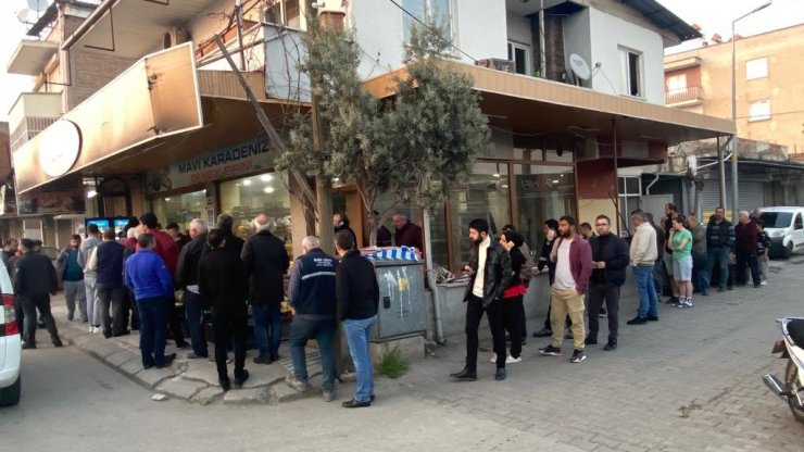 Ramazan’ın ilk gününde sıcak pide kuyruğu geleneği bozulmadı