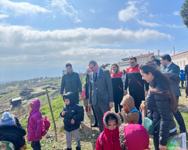 Geleceğe nefes olacak fidanlar minik ellerle toprakla buluştu