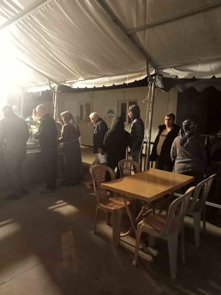 Kayseri Büyükşehir’den deprem bölgesindeki ilk konteyner kentte ilk sahur