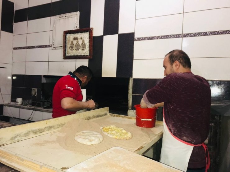 Pide ustalarının 200 derece ateş başında ramazan mesaisi