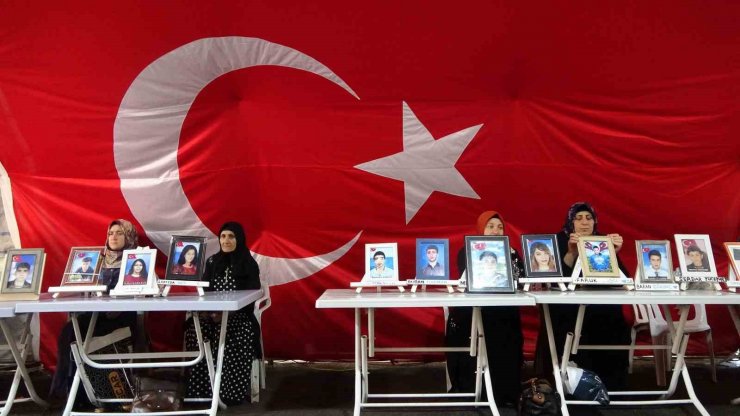 Hakkarili anne 10 yıldır evladının peşinde