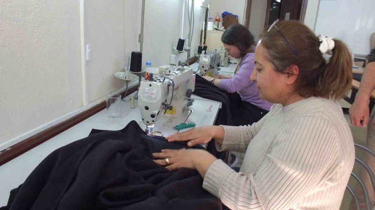 Balıkesir’de kadınlar depremzedeler için battaniye üretiyorlar