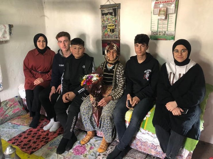 Karacasu’da öğrenciler yaşlıları yalnız bırakmıyor