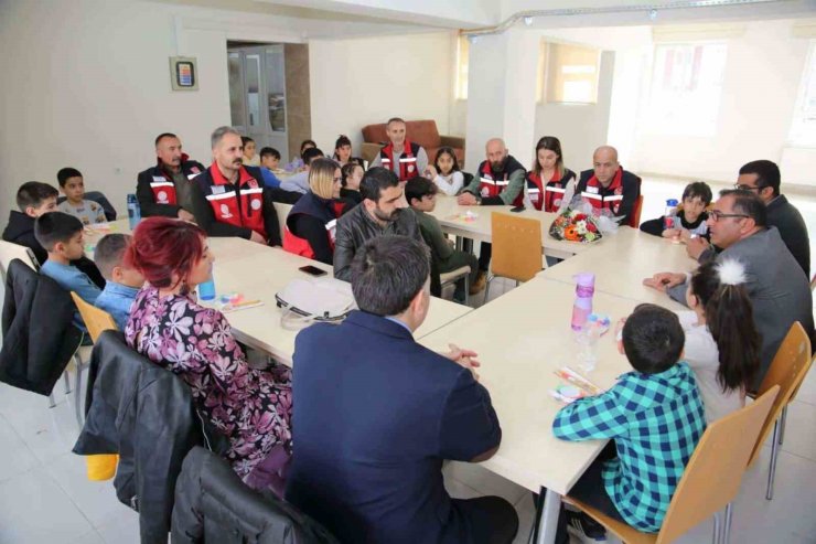 Tunceli’de öğrenciler MEB-AKUB ekibiyle bir araya geldi