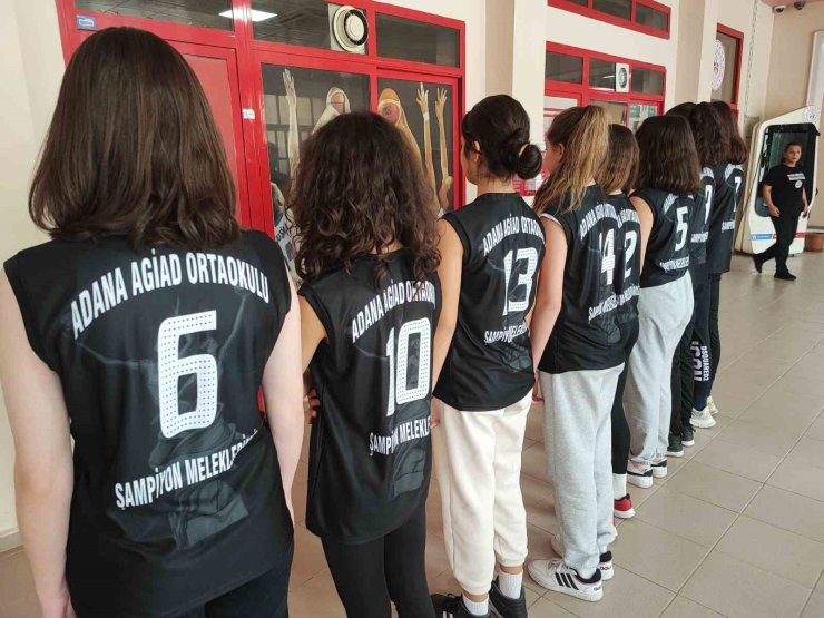 Adanalı sporcu öğrencilerin giydiği forma herkesi duygulandırdı