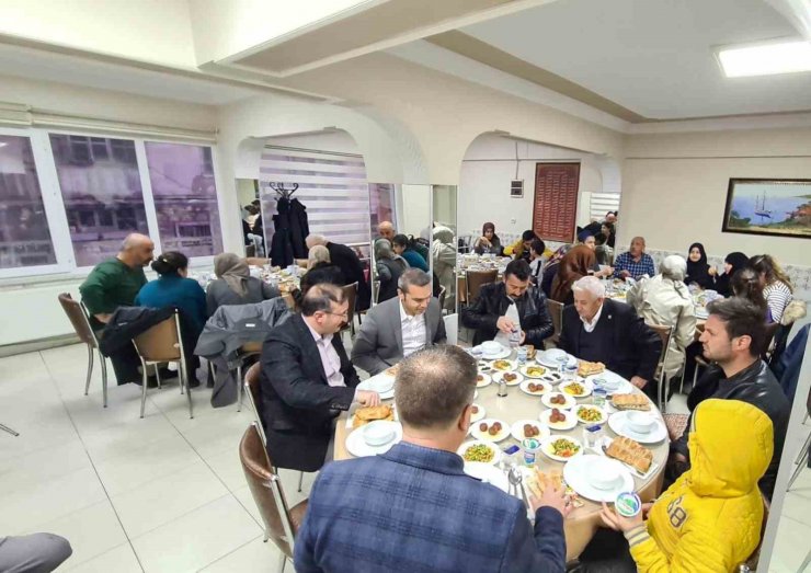 Emet’te depremzede ailelere iftar yemeği