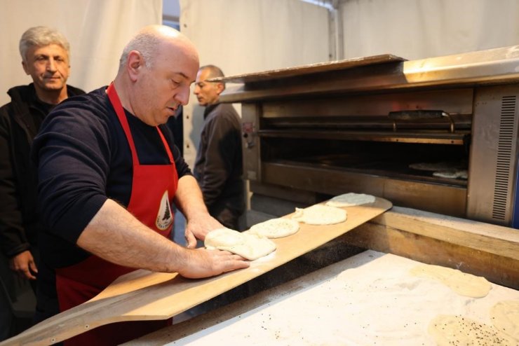 Başkanlığı bir kenara bıraktı: Depremzedeler için Ramazan pidesi yaptı