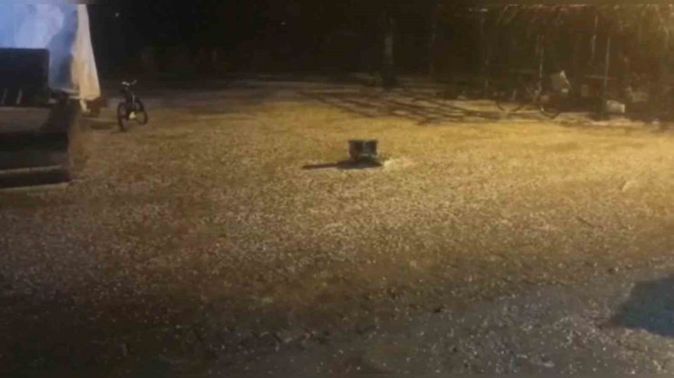 Yağmur ve dolu yolları dereye çevirdi