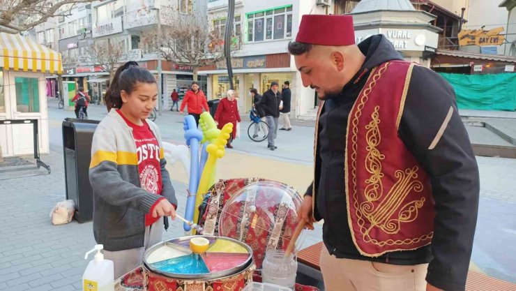 Sokak sokak gezip Osmanlı macunu satıyor
