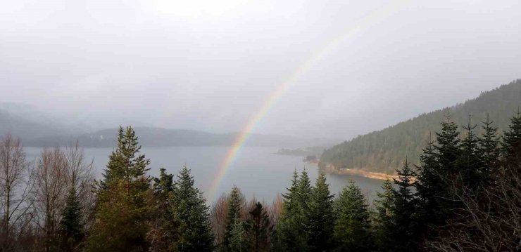 Abant Gölü’nde yağmur sonrası çıkan gökkuşağı mest etti