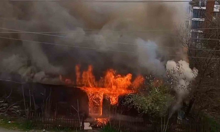 Metruk ev alev alev yandı