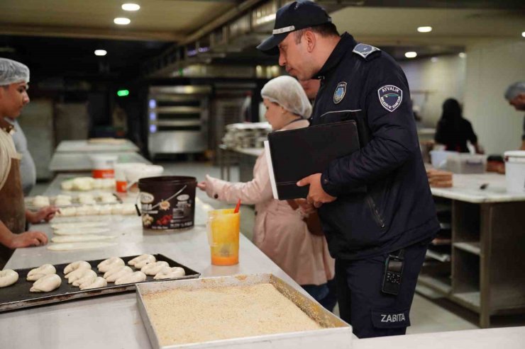 Ayvalık Belediyesi zabıta ekiplerinden hijyen ve gramaj denetimi