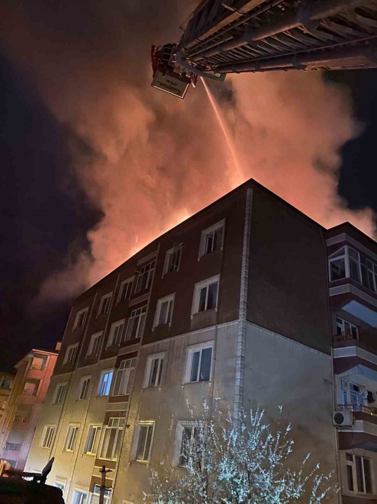 Çorlu’da apartmanın çatısı alev alev yandı