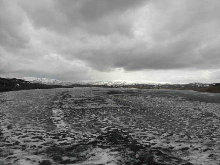 Aygır Gölü’nün buzları çözülüyor
