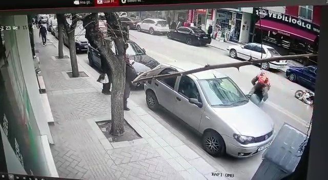 Motosikletini çalan hırsızı üstüne atlayarak yakaladı