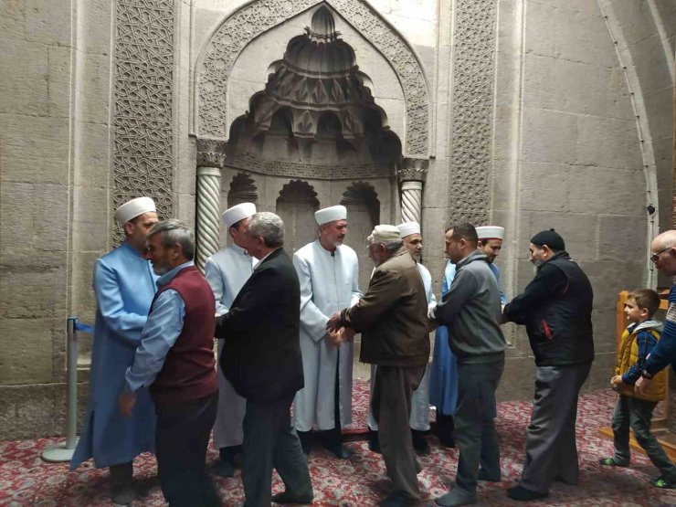 Hunat Camii’nde ‘Enderun Usûlü Teravih’ geleneği devam ediyor