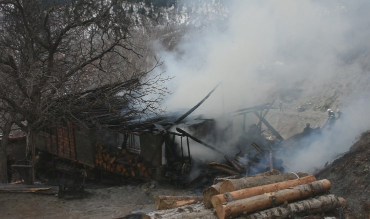 Tosya’da çıkan yangında bir ev kül oldu