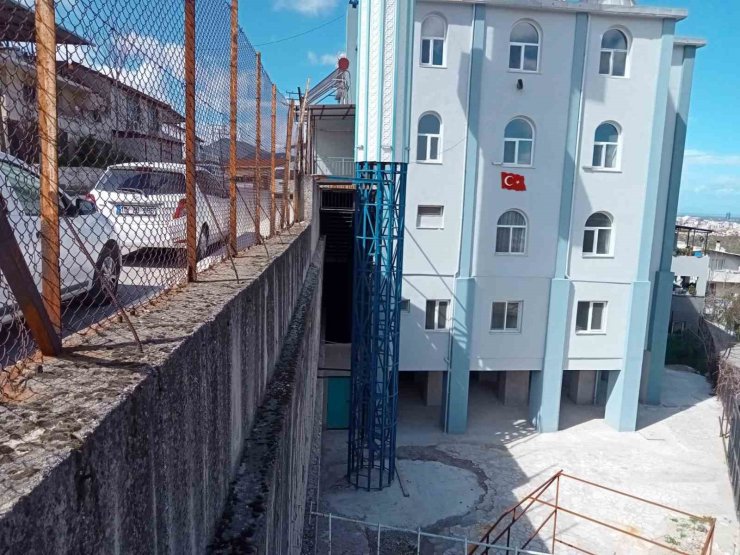 İzmir’de cami minaresi beşik gibi sallandı