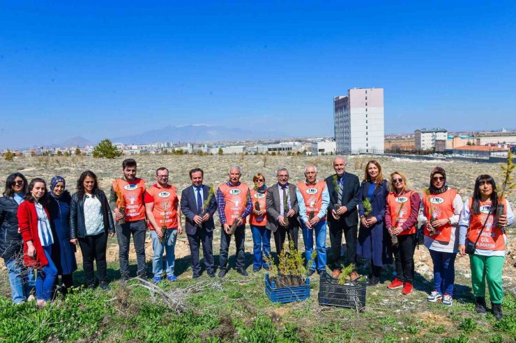 KMÜ’de depremde hayatını kaybeden öğrenciler anısına fidan dikildi