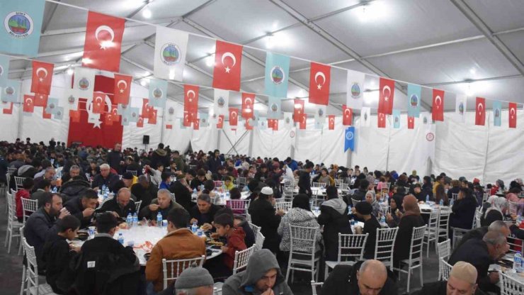 Siirt Belediyesinin iftar çadırına yoğun ilgi