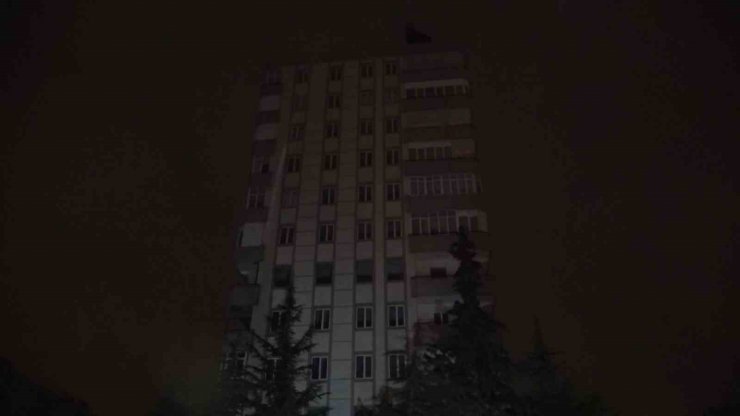 Kahramanmaraş’ta 11 katlı ağır hasarlı bina sallandı, ekipler alarma geçti