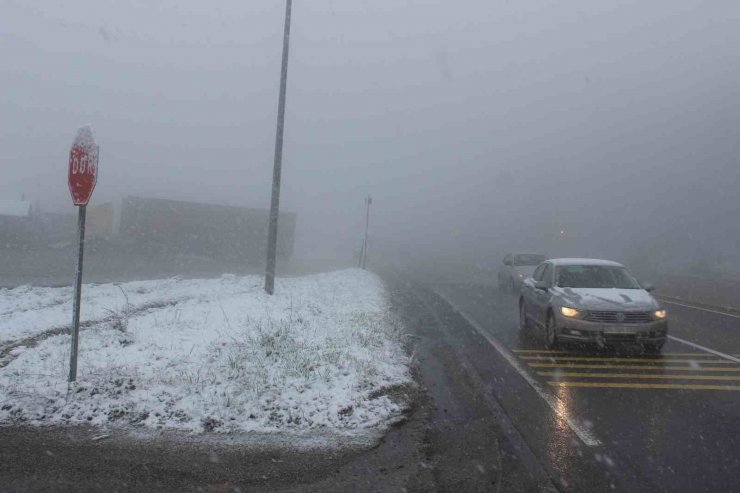 Bolu Dağı’nda kar yağışı etkili oluyor