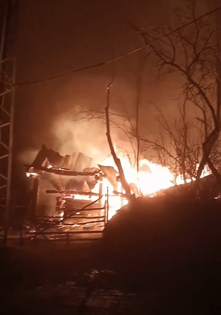 Çorum’da alevler geceyi aydınlattı, yangında 3 ev ve 1 samanlık küle döndü