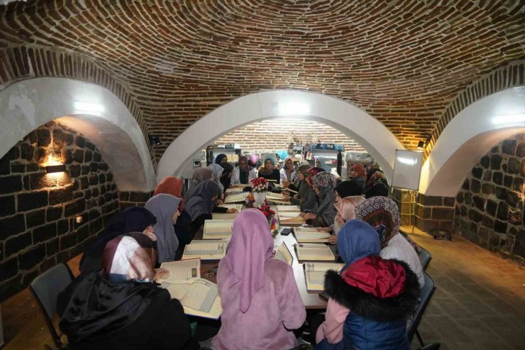 Diyarbakır’da depremde hayatını kaybedenler için hatim okunuyor