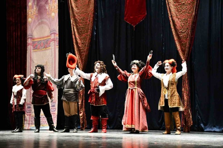 Bilecikliler tiyatroda buluştu