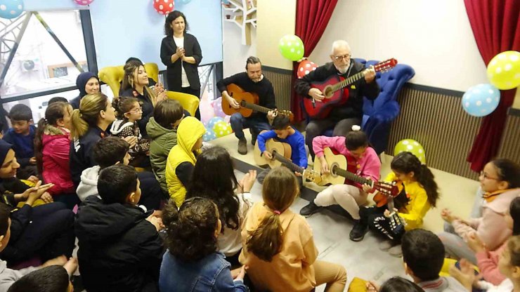 Mersin’de depremzede çocuklar kütüphanede moral buldu