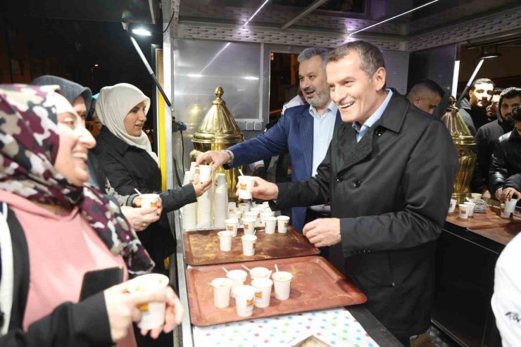 Zeytinburnu’nda iftarda çorba, yatsıda salep ikramı